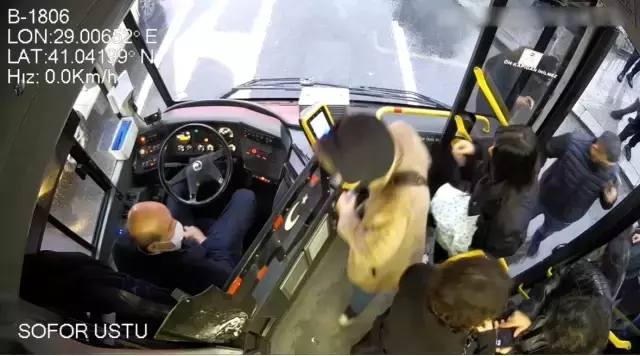 Kadının telefonunu çaldı beğenmeyince iade etti ama polisten kaçamadı