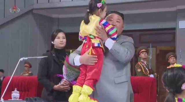 Kuzey Kore lideri Kim Jung-Un, sevgilisi olduğu iddia edilen pop yıldızı Hyon Song-wol ile görüntülendi