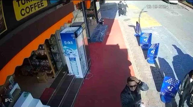 Kaldırımda kafasına kedi düştü, herkes kahkahalara boğuldu