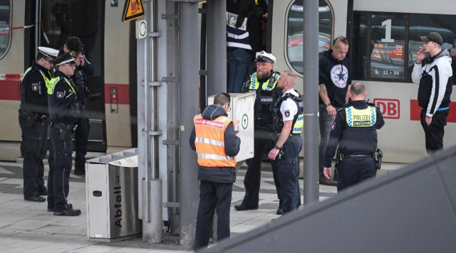 Almanya'da tren istasyonunda bıçaklı saldırı: 6'sı ağır, 12 yaralı