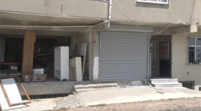 Bina sahibi kiracıların ayakkabıları ve kargolarını çaldı, camlarına taş fırlattı