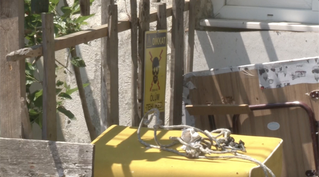 Bina sahibi kiracıların ayakkabıları ve kargolarını çaldı, camlarına taş fırlattı