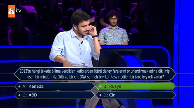 2013'te hangi ülkede bilime verdikleri katkılardan ötürü deney farelerini onurlandırmak adına dikilmiş, insan biçiminde, gözlüklü ve bir çift DNA ...