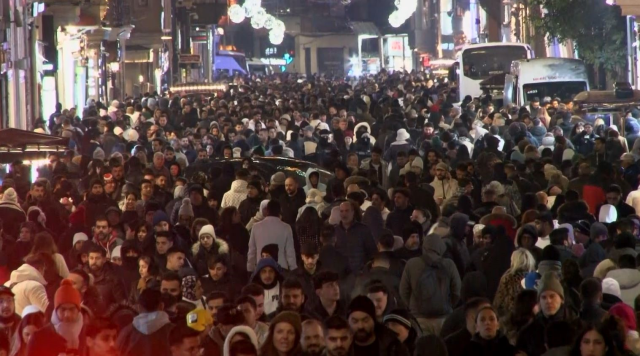 Taksim Meydanı ve İstiklal Caddesi'nde yılbaşı yoğunluğu