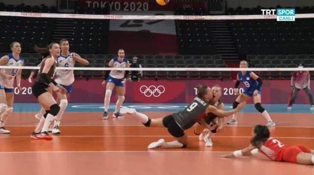 Kadın Voleybol Takımımız nazara geldi! Cansu ve Meliha çarpışması yürekleri ağza getirdi