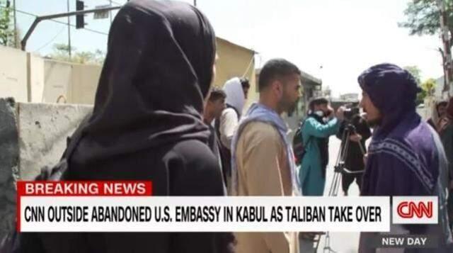 Taliban'ın etkisi görülmeye başlandı! CNN muhabiri, Kabil'in ele geçirildiğini başörtüsüyle sundu