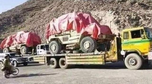 Taliban, ABD'den kalan silahları satılmak üzere Pakistan'a nakletmeye başladı