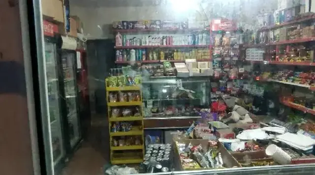 Bakkalda dehşet anları! Öfkeli kadın, kocasını ve oğlunu bıçakladı