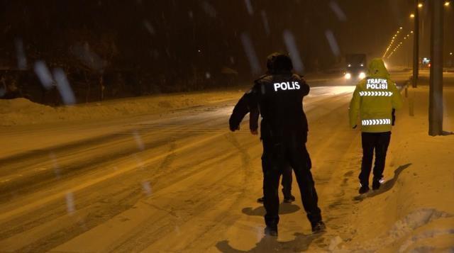 Kar esareti bitmiyor! İlleri birbirine bağlayan yollar yine kapandı