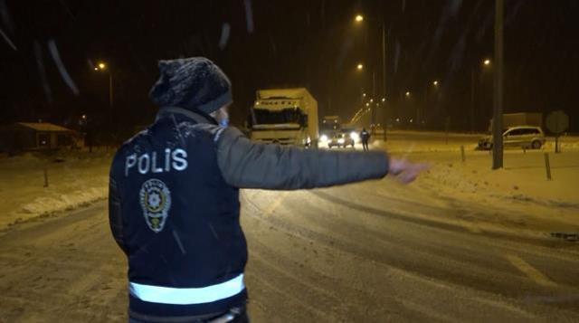 Kar esareti bitmiyor! İlleri birbirine bağlayan yollar yine kapandı
