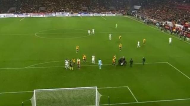Yayıncı kuruluş görüntüyü kesti! Tribünden atlayan Göztepe taraftarı hakemin üzerine koştu