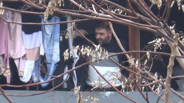 Komşusunu rehin alan silahlı saldırganı Özel Harekat Polisleri etkisi hale getirdi! O anlar kamerada