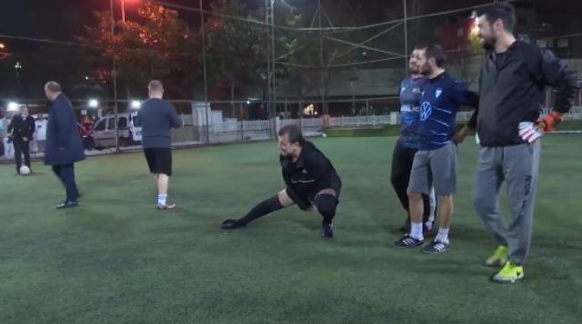 Ekrem İmamoğlu gençlerle buluşup halı saha maçı yaptı, maç sonu baklava yiyip langırt oynadı