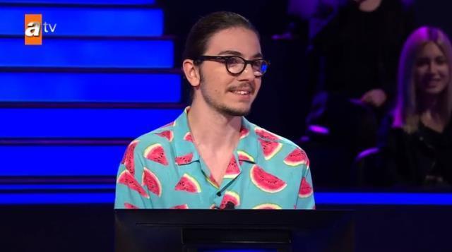 Kim Milyoner Olmak İster'de güldüren anlar! Heyecanlanan yarışmacı, Kenan İmirzalıoğlu'nun koltuğuna oturmaya çalıştı