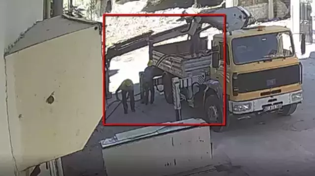 Pes dedirten hırsızlık! Güpegündüz bakır kabloları vinçle sökerek çaldılar