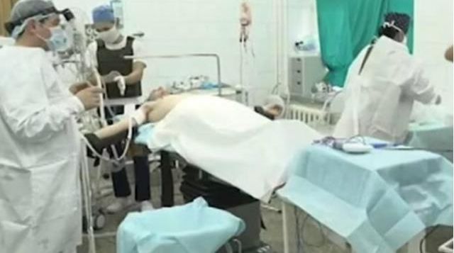 Patlamamış el bombası Rus askerin göğüs kafesine sıkıştı