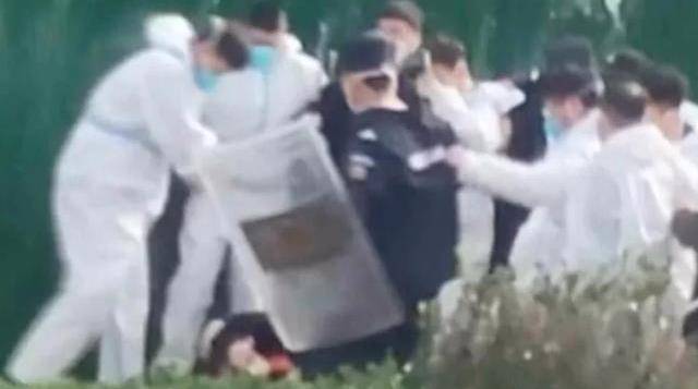 Sıkı korona tedbirleri iPhone işçilerini isyan ettirdi! Polisle çatışıp, 'Eve dönmek istiyoruz' sloganı attılar