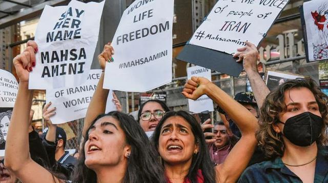 İran'dan protestolar sonrası tarihi geri adım! 'Ahlak polisi' olarak bilinen İrşad devriyeleri kaldırıldı