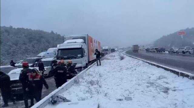 Son Dakika: Anadolu Otoyolu'nun Bolu-Yedigöller mevkisinde meydana gelen zincirleme trafik kazası nedeniyle İstanbul yönü ulaşıma kapandı