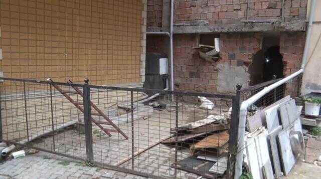 İstanbul'da akılalmaz olay: Zemine 1.5 metrelik kaçak kat indi