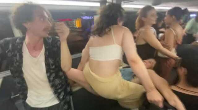 İETT Otobüsünde Dans Eden Grup