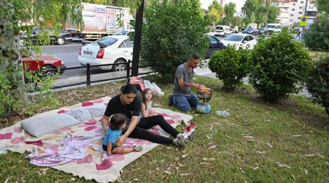 Ev sahibinin yaklaşık 5 katına çıkardığı kirayı ödeyemeyen aile parkta yaşamaya başladı