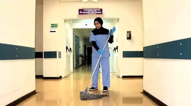 Temizlik görevlisi olarak çalıştığı tıp fakültesini kazanan genç kız azmi ile gençlere örnek oluyor