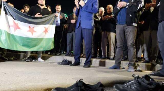 İsrail protestosuna damga vuran görüntü! İl müftü yardımcısı ayakkabılarını çıkardı