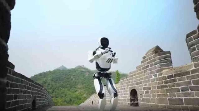 Yapay Zeka ile yapılan robot, Çin Seddin'e tırmanıp Sedd boyunca yürümeyi başardı