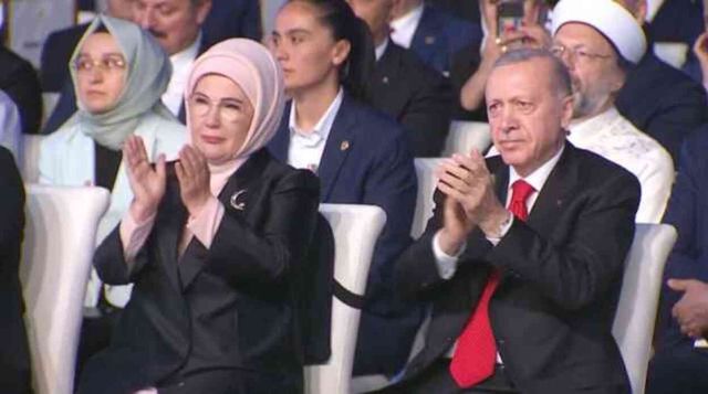 Azerin, 15 Temmuz töreninde bozkurt selamı verdi! Cumhurbaşkanı Erdoğan alkışlayarak karşılık verdi