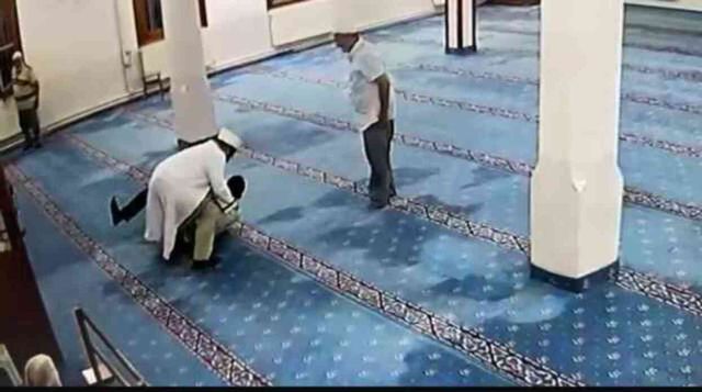 Arkadaşıyla küsünce camide kendine zarar verdi! İmamın hızlı müdahalesi hayat kurtardı