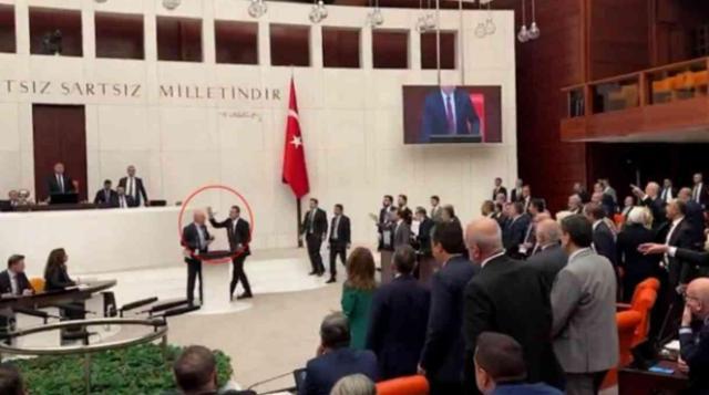 Alpay Özalan ile Ahmet Şık olayı nedir? Meclis'te Alpay Özalan ve Ahmet Şık kavgası nedir?