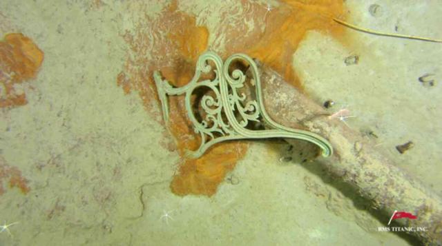 Robot denizaltılar, Titanik'in enkazında gizemli bir kayıp heykel ve tırabzan keşfetti