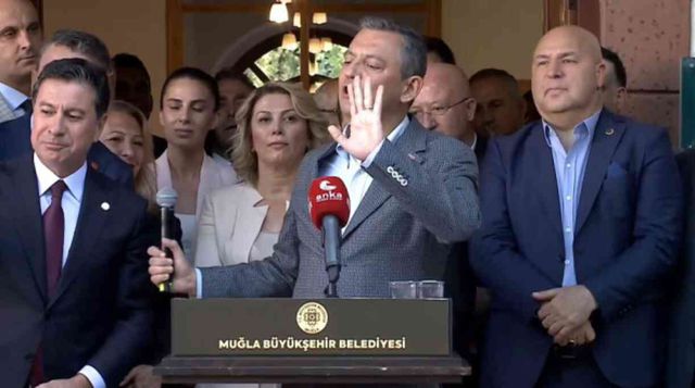 Özgür Özel, 'Mustafa Kemal'in askeriyiz' diyen kişiye tepki gösterdi: Alın götürün kenara