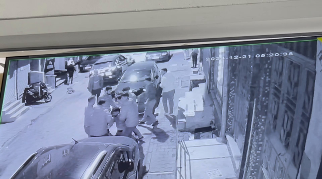 Polis ekibine 10 kişi birden saldırdı
