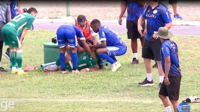 Kafasını saha kenarındaki duvara vuran futbolcu ağır yaralandı