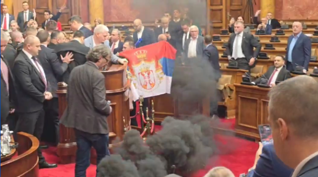 Sırbistan'da büyük kaos! Vekiller parlamentoya sis bombası attı
