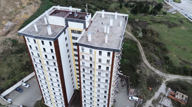 15 katlı binanın çatısına çıkan gençler ekipleri harekete geçirdi, gerçek bambaşka çıktı
