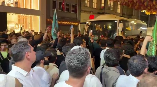 Leman protestoları sırasında binaya tırmanıp Tevhit bayrağı astı