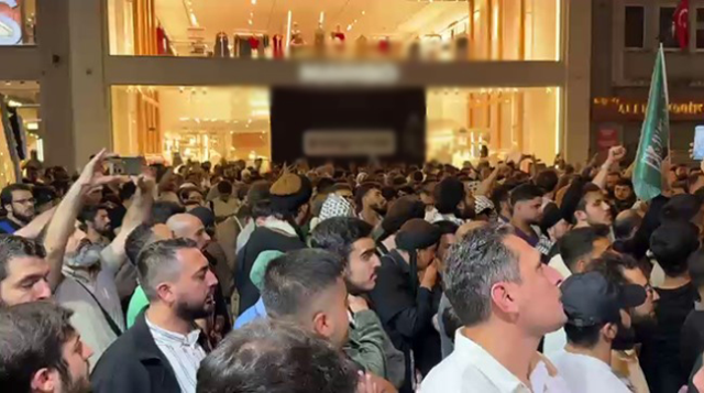 Leman protestoları sırasında binaya tırmanıp Tevhit bayrağı astı