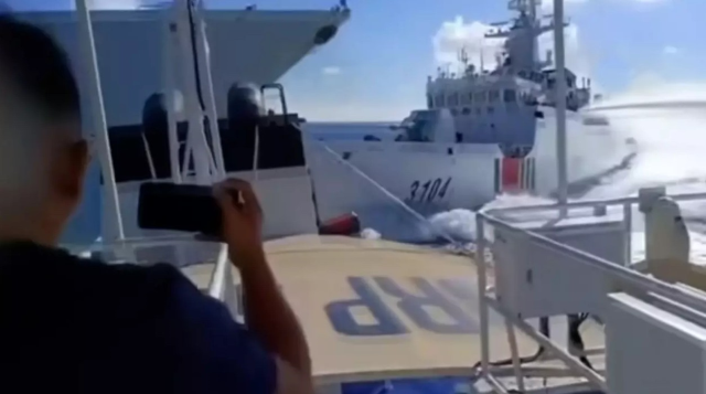 Çin'e ait 2 gemi, ihtilaflı Güney Çin Denizi'nde çarpıştı