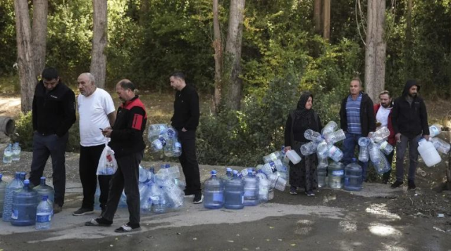 Vatandaşlar su temini için kuyruk oluşturuyor