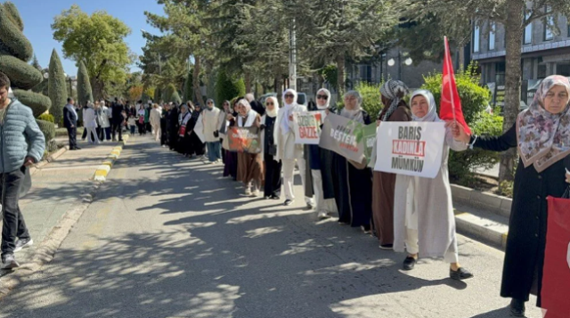 İstanbul Üsküdar'da binlerce kadın Gazze için sessiz zincir oluşturdu