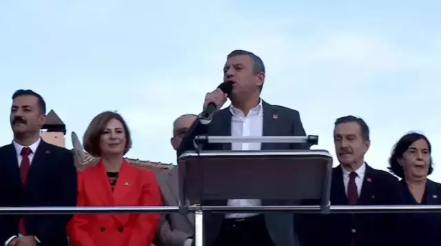 Eskişehir mitinginde konuşan Özgür Özel