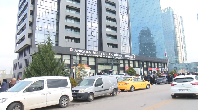 Ankara'da aile mahkemesindeki duruşma sonrası adliye önünde iki taraf arasında bıçaklı kavga