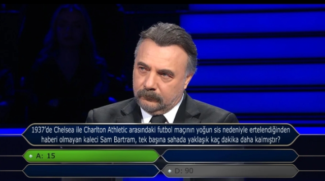 1937'de Chelsea ile Charlton Athletic arasındaki futbol maçının yoğun sis nedeniyle ertelendiğinden haberi olmayan kaleci Sam Bartram, tek başına ...