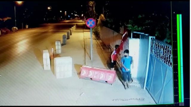 Minik yüreklerden gururlandıran davranış: Rüzgarda katlanan bayrağı düzeltip öptüler