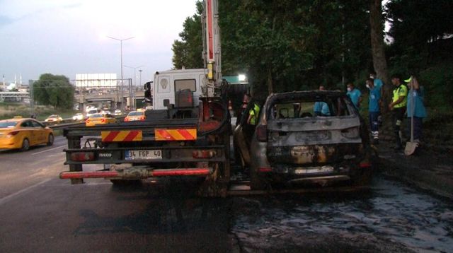 Lüks otomobil yolda ilerlediği sırada alev topuna döndü