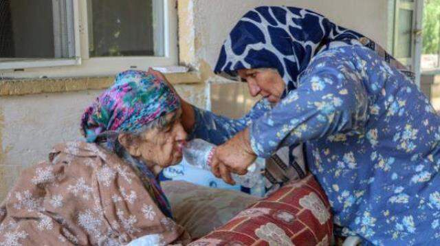 Milyonların yüreğini yakan fotoğraftaki kadın Alzheimer hastası çıktı! Evinin yandığını bile bilmiyor