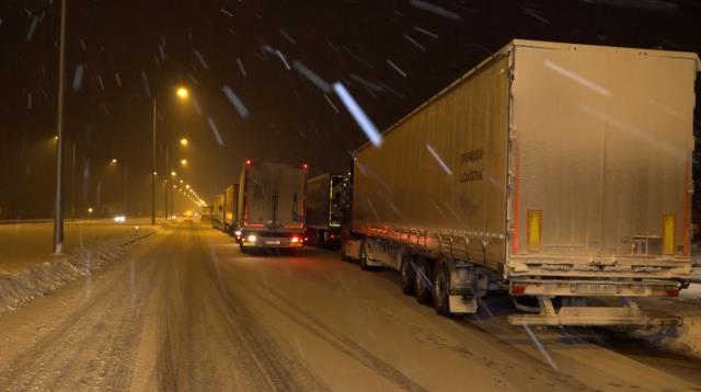 Kar esareti bitmiyor! İlleri birbirine bağlayan yollar yine kapandı